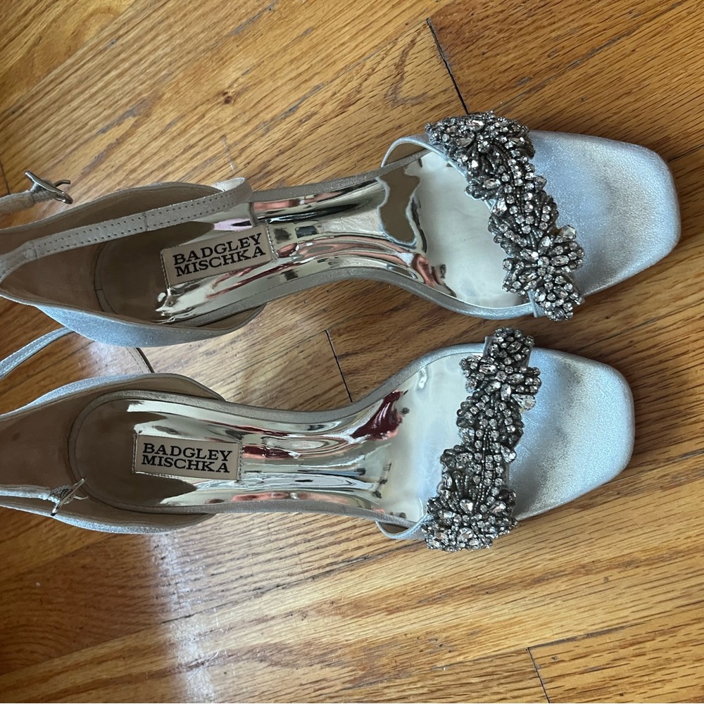 Badgely Mischka Size 8.5 Silver Crystal Embellished Wedge Sandals
